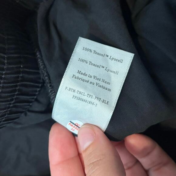 NWOT Everlane The Tapered Pant in Butterlite In Black Size Small - Picture 7 of 9